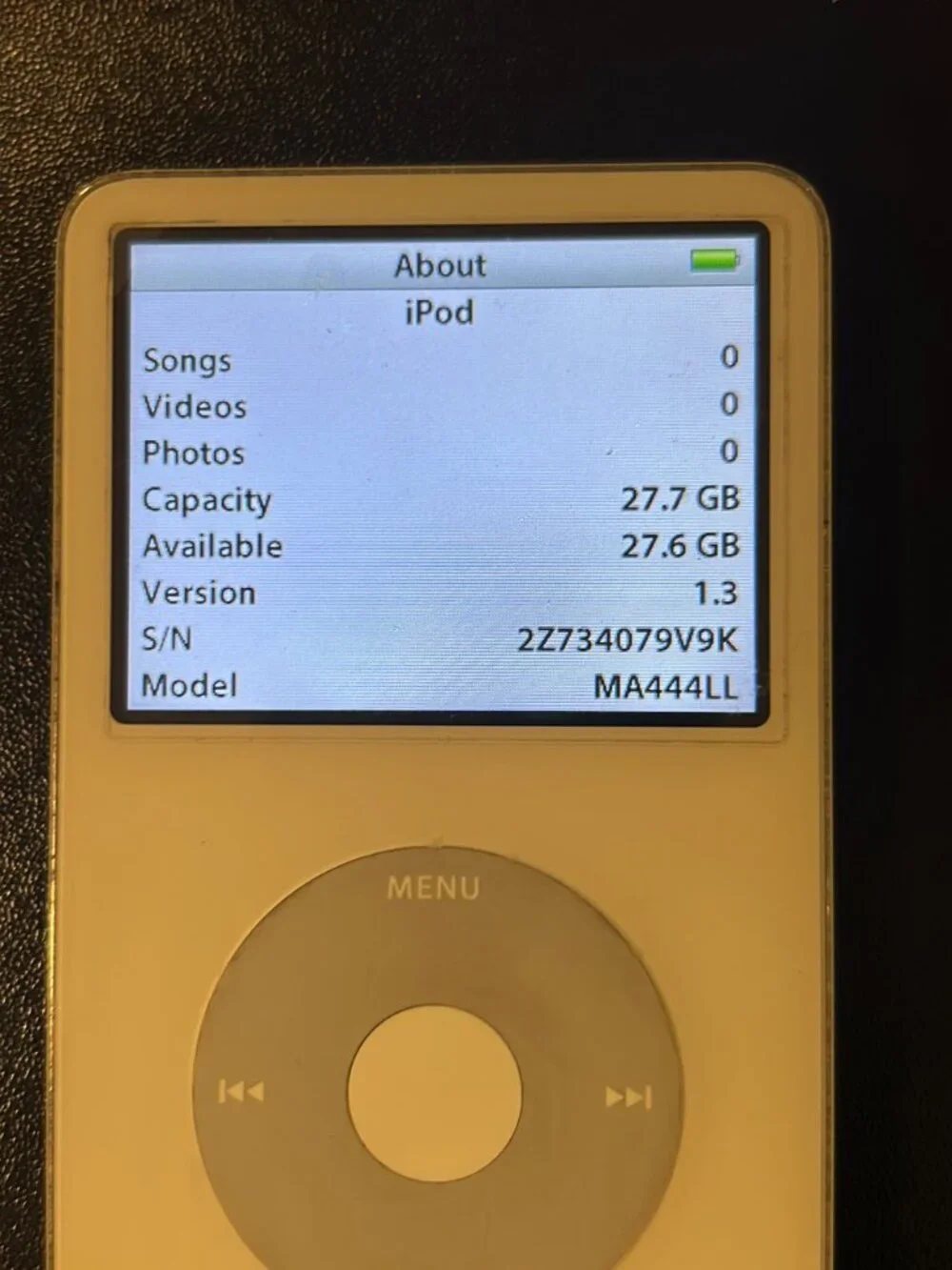 Working Apple iPod Classic Video 5th Gen. 30GB - White (MA002LL/A)